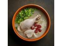 幫我生成一張圖片干蒸雞是一道經(jīng)典的廣東菜肴，口感焦香嫩滑，制作過程相對簡單。