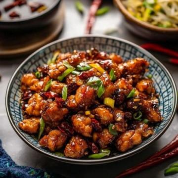 辣子雞丁是一道經(jīng)典的川菜，以其鮮香麻辣的口感受到很多人的喜愛