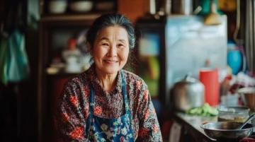 夜游萬達(dá)金街：母女倆偶遇狂熱米線攤