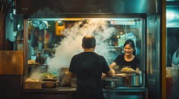 夜游萬達(dá)金街：母女倆偶遇狂熱米線攤