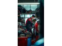 他是修車界的扛把子，只有19歲,他渾身一年四季都光著身子干活，干著最臟的活