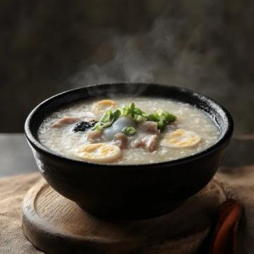 在樂從漁樂里，有一家名為波龍蒸氣海鮮粥的店，其所供應(yīng)的海鮮粥價(jià)值數(shù)千元