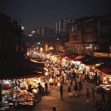 廣州夜景繁華迷人，美食街區(qū)游客如織享特色佳肴