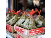 端午將至各地忙包粽子 傳統(tǒng)口味與創(chuàng)新品種齊上陣