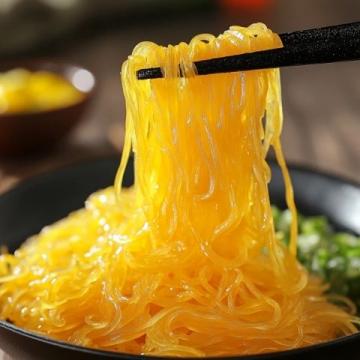 挑選好的燕窩應(yīng)注意原料和加工方法；購買時(shí)要考慮價(jià)格、品牌等因素