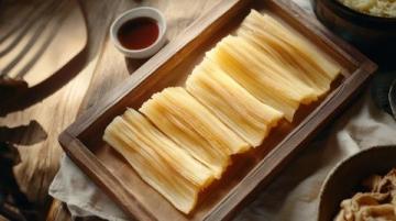 挑選好的燕窩應(yīng)注意原料和加工方法；購買時(shí)要考慮價(jià)格、品牌等因素