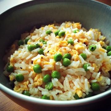 黃金蛋炒飯秘籍：先炒飯還是先炒蛋？揭秘完美口感的關(guān)鍵步驟！