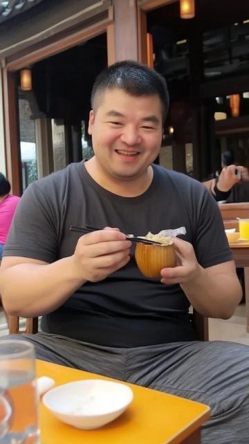 我來到玉林，就是為了品嘗新鮮的美食,現(xiàn)在，我在云天宮十字路口，這里離云天宮很近