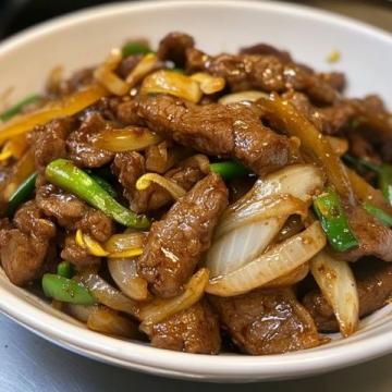 晚餐吃啥好？推薦一道牛肉炒青椒，鮮嫩多汁停不下嘴！