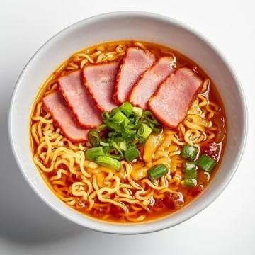 泡面新吃法的簡單又美味做法，快速炒雞蛋、火腿腸大蔥出鍋