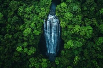 廣州隱藏瀑布溯溪?jiǎng)俚?，夏日清涼秘境探秘之? width=