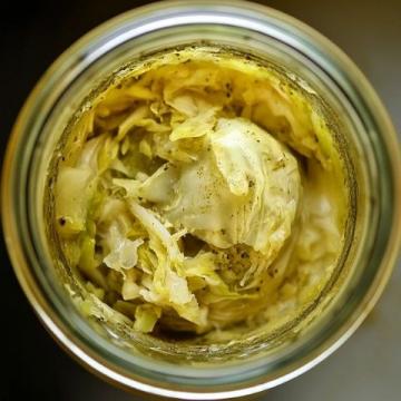 如何在家腌制脆爽美味的酸菜？簡單步驟教你輕松做