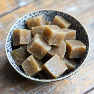 **弋陽年糕**是江西省上饒市弋陽縣的傳統(tǒng)特色美食，以其獨(dú)特的口感、制作工藝和文