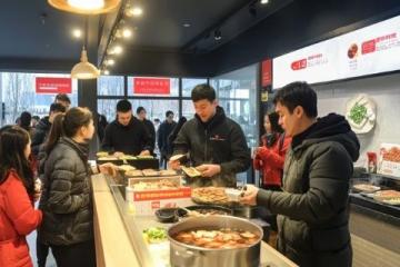 遼寧大學(xué)崇山校區(qū)食堂探店記：烤盤飯、麻醬拌，美食與青春同在