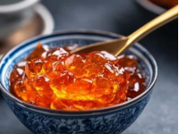 **弋陽年糕**是江西省上饒市弋陽縣的傳統(tǒng)特色美食，以其獨(dú)特的口感、制作工藝和文