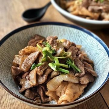 大家好，我是洋哥,今天給大家分享一道東北特色菜，五花肉燉葫蘆條。肉質(zhì)軟爛