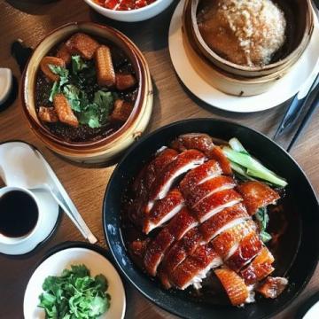 秋意漸濃的瞬間吃在中國老北京烤鴨、門釘肉餅、鐺炮牛肉；