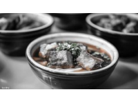 大家好，我是洋哥,今天給大家分享一道東北特色菜，五花肉燉葫蘆條。肉質(zhì)軟爛