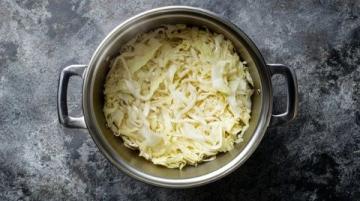 家常白菜豆腐三鮮湯：簡(jiǎn)單營(yíng)養(yǎng)，老少皆宜的暖心美食