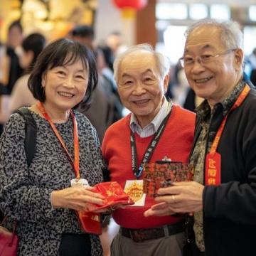 四位退休老領(lǐng)導(dǎo)五一齊聚香港，尋覓特色美食共度佳節(jié)