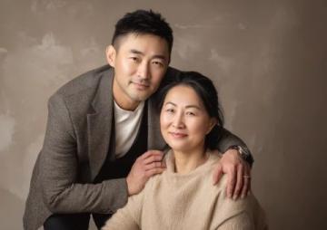 金庸與妻子相差29歲，出門總牽著她，好友蔡瀾很羨慕