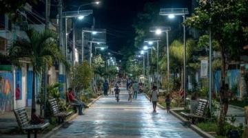 深圳夜晚的燈火通明，廣西朋友在熱鬧非凡的街頭成了城市生活的一抹亮色。