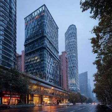 深圳夜晚的燈火通明，廣西朋友在熱鬧非凡的街頭成了城市生活的一抹亮色。