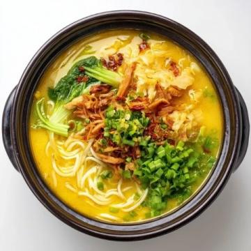 閬中牛肉面是中國(guó)四川省閬中市的一道傳統(tǒng)特色美食，以其獨(dú)特的風(fēng)味和制作工藝聞名