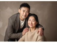 金庸與妻子相差29歲，出門總牽著她，好友蔡瀾很羨慕