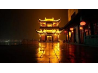 哈爾濱當(dāng)?shù)赜心男┨厣枮I當(dāng)?shù)靥厣S富多樣，涵蓋美食、建筑、文化藝術(shù)等多個方