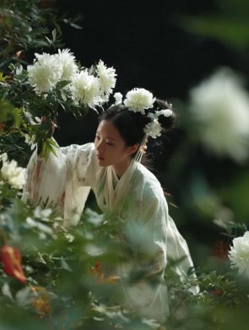 農(nóng)家春味濃，野菜香滿園，城里售價(jià)翻倍貴
