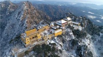 東北秋意濃阿爾山三日游攻略：火山口湖、不凍泉與森林秘境探秘之旅
