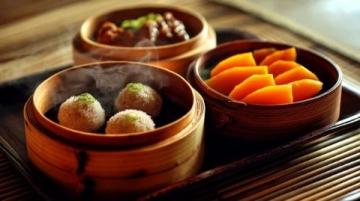 貴州美食以其獨(dú)特的風(fēng)味和豐富的多樣性著稱，融合了多民族的飲食文化，酸辣、香辣、鮮