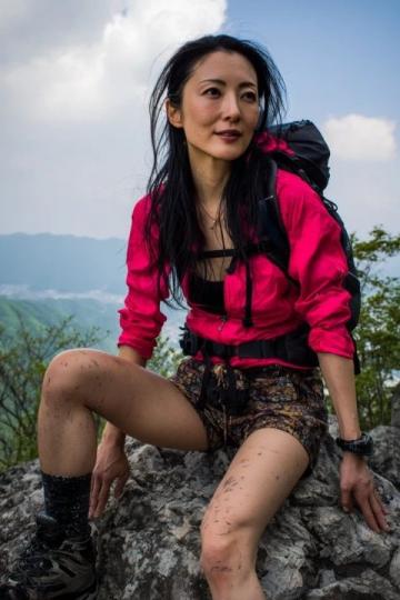 外國游客爬華山腿軟不敢走，幸虧遇到這位中國大哥！