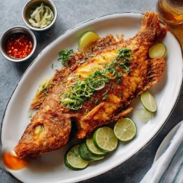 松鼠桂魚(yú)是江蘇傳統(tǒng)名菜，外酥里嫩、酸甜可口，因炸后魚(yú)身翹起形似松鼠得名
