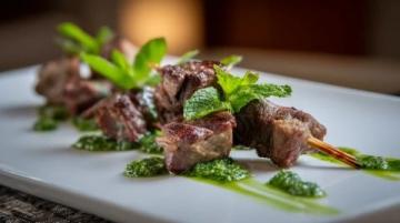 民勤美食探秘：羊肉燒烤、沙米水晶粉，不容錯過的地道風味！