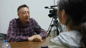 郭向北首次嘗試修桌活計(jì)獲師生贊賞