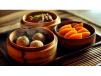 貴州美食以其獨(dú)特的風(fēng)味和豐富的多樣性著稱，融合了多民族的飲食文化，酸辣、香辣、鮮