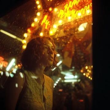漫步在曼谷火車(chē)頭夜市的人潮中，空氣中彌漫著熱帶水果的甜香,霓虹燈光下