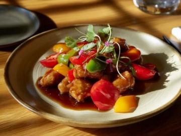 探索草原美食：體驗(yàn)正宗蒙古手撕羊肉的風(fēng)采"|im_end|