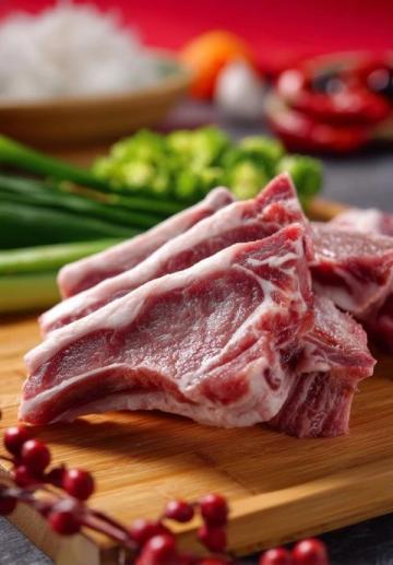 把豬肉做成跟紙一樣薄的錘子肉片，不用炒，簡單一拌就可以