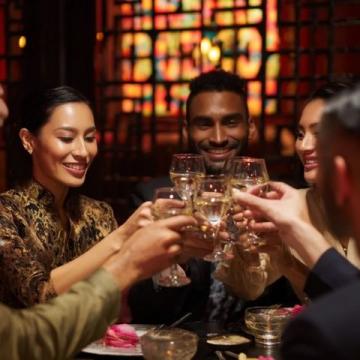 農(nóng)歷新年舉箸共啖，觥籌交錯(cuò)伴隨著歡聲，分享喜悅或訴說(shuō)相思之情