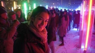 二里井夜市熱鬧一番，眾人盡情品嘗美食。