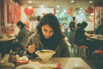 青島一日：下午打牌晚上品嘗梁記粵來粵?；疱伒昝朗? width=