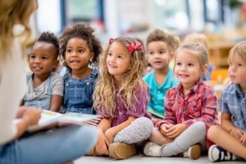 如何做一位小學(xué)生的稱職父母，老師負(fù)責(zé)教知識，父母負(fù)責(zé)協(xié)助教小朋友的三觀