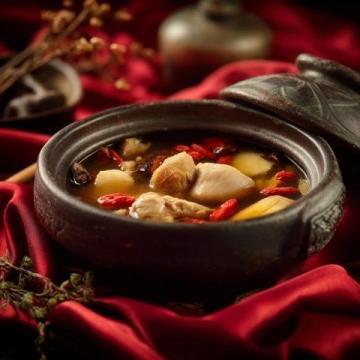 陽(yáng)光下的味覺(jué)盛宴：水果酸湯榴蓮魚(yú)與地道重慶火鍋