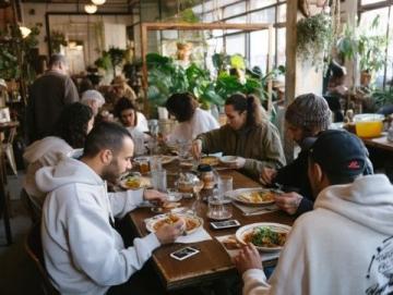 實(shí)用旅游英語(yǔ)：餐館點(diǎn)餐必備28句英文