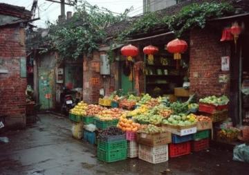 安州花街荄鎮(zhèn)先林橋便民菜市：雨中生機(jī)與繁榮的小世界