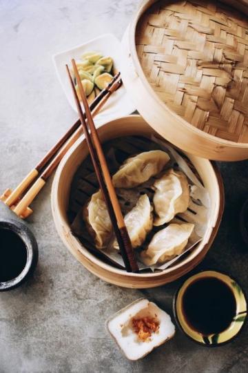 師傅揭秘：水晶餃子的秘訣——生粉與沸水燙面的正確做法！
