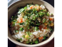 家人們，今天我要教大家做地道的新疆抓飯,瞧瞧這做好的抓飯，色澤金黃，胡蘿卜、葡萄
